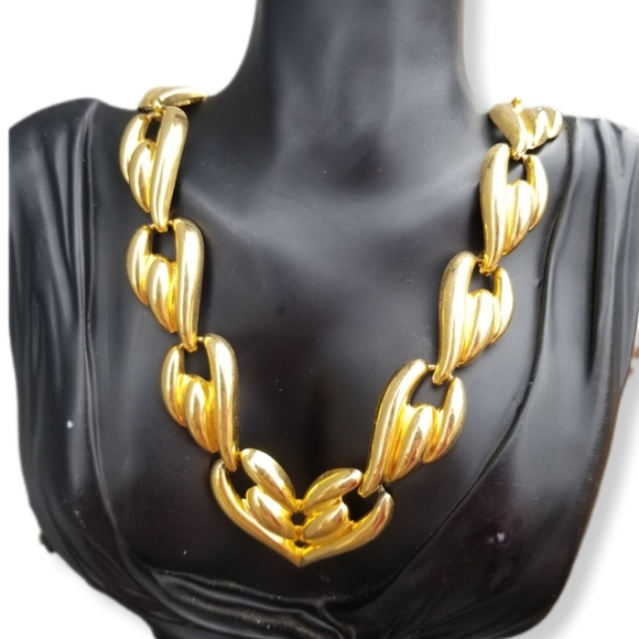 VINTAGE GOLDTONE WINGED HEART STATEMENT NECKLACE & EARRINGS SET - Picture 3 of 10